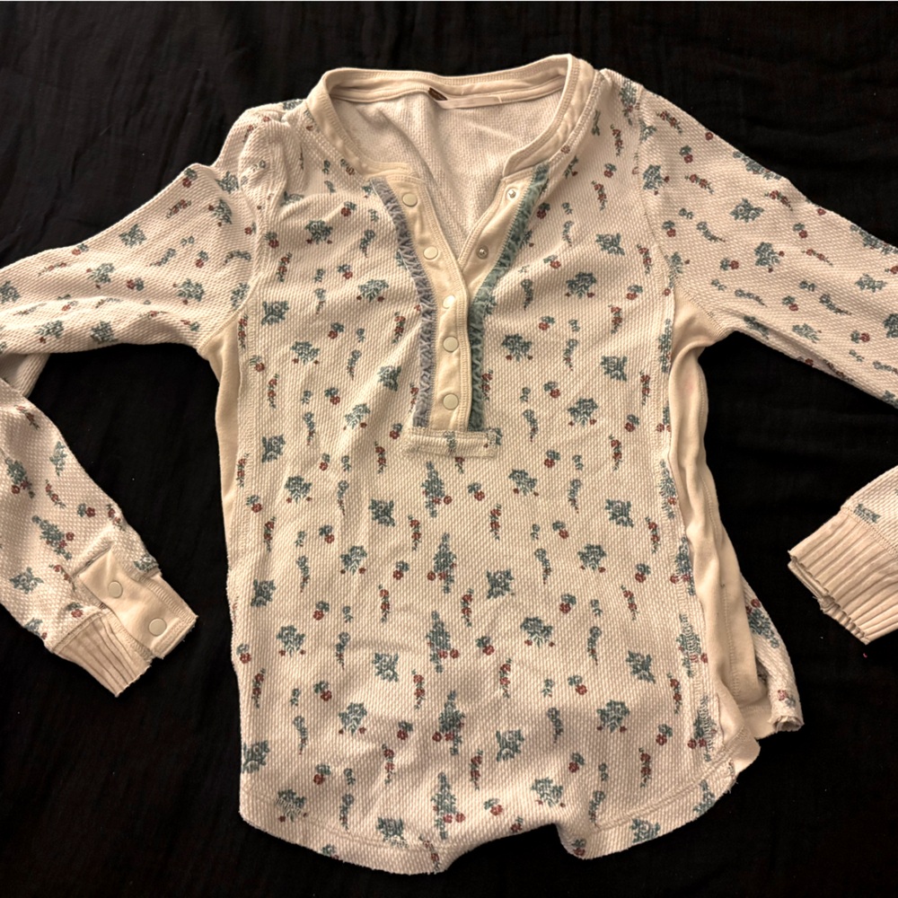 FREE PEOPLE floral thermal! Like NEW…zoom in for design detail & measurements👀